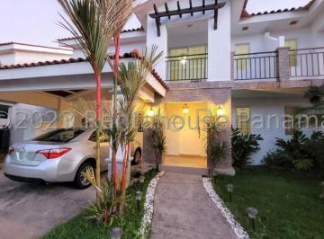 Casa de 3 habitaciones, Panamá · Venta de Casa en Versalles 27lbr902