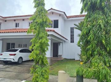 Casa · 184m² · 3 Recámaras · 2 Estacionamientos · Alquiler Casa en Quintas de Versalles Tc