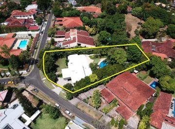 Casa · 751m² · 7 Recámaras · 6 Estacionamientos · Se Vende Casa en Altos del Golf