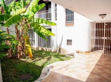 Casa · 450m² · 5 Recámaras · 2 Estacionamientos · Espectacular Casa en Venta en La Alameda