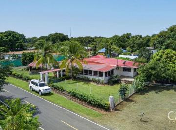 Casa de 4 habitaciones, Pedasí · Amplia Casa con Piscina y Apartamento Independiente Para Huéspedes en Venta en Pedasí, Los Santos
