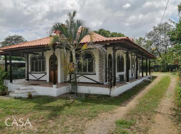 Casa de 3 habitaciones, Penonomé · Casa de Estilo Campestre en Venta en Chigoré, Penonomé, Coclé, con Árboles Frutales y Jardines