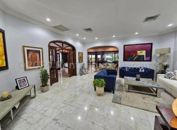 Casa de 4 habitaciones, Panamá · Venta de Casa en Altos del Golf