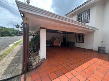 Casa de 4 habitaciones, Panamá · Llanos de Curundu, Albrook Casa Venta Dos Niveles Patio. Lote 487 m². Oportunidad!