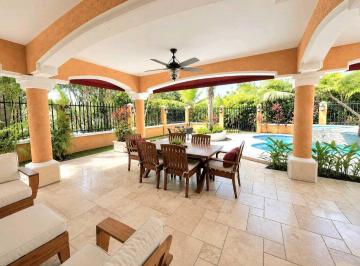 Casa · 500m² · 4 Recámaras · 2 Estacionamientos · Venta de Exclusiva Casa en Clayton Cerca Ciudad de Panamá