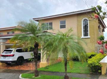 Casa · 226m² · 3 Recámaras · 2 Estacionamientos · Alquiler de Casa en Brisas del Golf Ciudad de Panamá