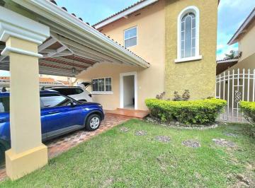 Casa · 226m² · 3 Recámaras · 2 Estacionamientos · Alquiler de Casa en Brisas del Golf Ciudad de Panamá