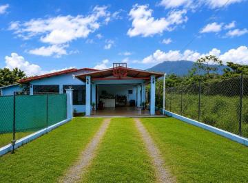 Casa · 289m² · 3 Recámaras · 2 Estacionamientos · Venta de Casa con Piscina en Boquete 640 m²