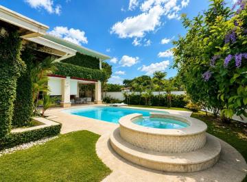 Casa · 700m² · 4 Recámaras · 2 Estacionamientos · Venta y Alquiler Casa en San Francisco Altos del Golf Mld