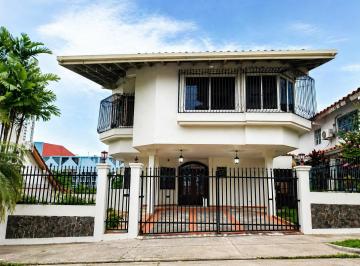 Casa · 910m² · 4 Recámaras · 4 Estacionamientos · Casa de 3 Niveles en Hato Pintado con Piscina en Venta - Lh
