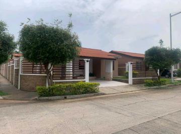 Casa · 150m² · 3 Recámaras · 2 Estacionamientos · Alquilo Casa en Chorrera La Arboleda PH Los Robles