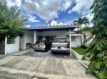 Casa de 4 habitaciones, Panamá · Venta de Casa en Altos de Panamá