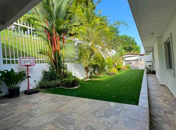 Casa · 350m² · 3 Recámaras · 2 Estacionamientos · Venta de Casa de Esquina Remodelada en Brisas del Golf 3r