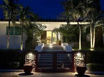 Casa · 600m² · 5 Recámaras · 2 Estacionamientos · Vendo Casa de Playa en Punta Barco