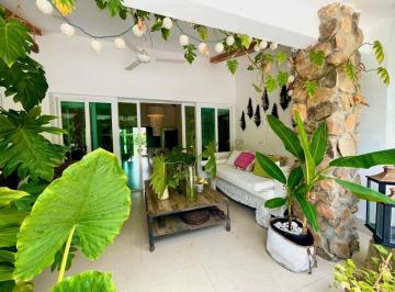 Casa de 4 habitaciones, San Carlos · Casa Espaciosa con Jardín en Venta en Punta Barco Village