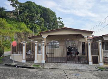 Casa · 350m² · 4 Recámaras · 3 Estacionamientos · Vendo Casa en Brisas del Golf, en Esquina