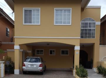 Casa · 270m² · 3 Recámaras · 2 Estacionamientos · Vendo Casa en El Bosque, Residencial Doral Remodelada