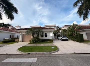 Casa de 4 habitaciones, Panamá · Casa Parcialmente Amoblada en Alquiler en Fairway State