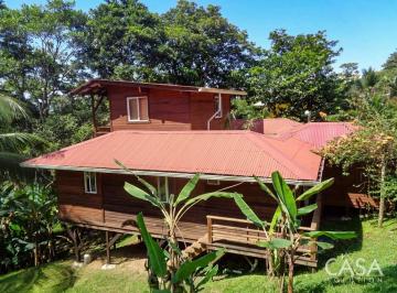Casa de 4 habitaciones, Bocas del Toro · Casa de 4 Habitaciones + Casa de Huéspedes en Venta en Isla Colón, Bocas del Toro