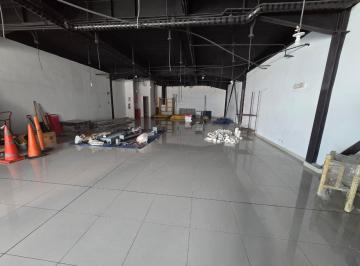 Local comercial · 200m² · 18 Estacionamientos · Alquiler de Local Comercial en Bella Vista, Planta Baja Aq