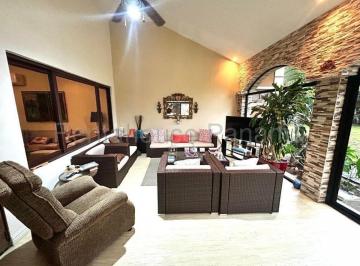 Casa de 3 habitaciones, Panamá · Rsw1795. Se Vende Casa 336 m Construcción, 756 m Terreno, 3 Recamaras, 3.5 Baños.