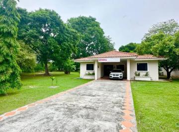 Casa de 3 habitaciones, Chame · Se Vende Casa con Amplio Terreno en Coronado, Club del Golf