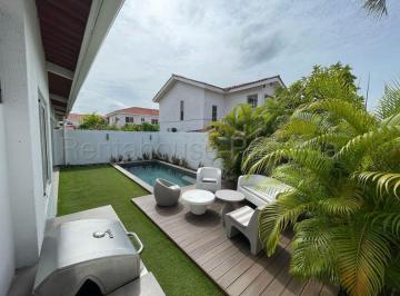 Casa de 4 habitaciones, Panamá · Se Vende Casa en Versalles