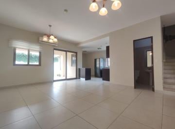 Casa · 233m² · 3 Recámaras · 2 Estacionamientos · Casa de Esquina en Alquiler en Woodlands, Panamá Pacífico