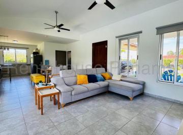 Casa de 3 habitaciones, Coronado · Venta de Hermosa Casa de Playa Amoblada en La Mare, Coronado | 150 m², 3 Rec.