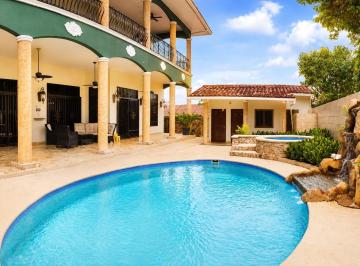 Casa · 556m² · 4 Recámaras · 4 Estacionamientos · Casa en Venta con Piscina y Paneles Solares en La Alameda