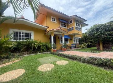 Casa · 366m² · 5 Recámaras · 2 Estacionamientos · Venta de Casa en El Club de Golf de Coronado, Playa Coronado