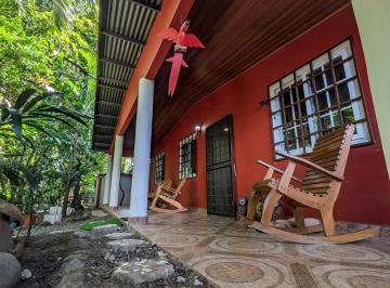 Casa de 4 habitaciones, Chame · Casa con Casa de Huéspedes y Amplio Terreno en Venta en Bejuco, Chame