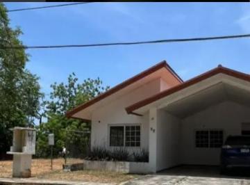 Casa · 200m² · 3 Recámaras · 2 Estacionamientos · Vendo Casa - Chitré, Praderas del Golf