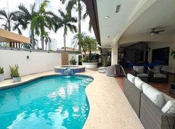 Casa · 560m² · 4 Recámaras · 3 Estacionamientos · Casa en Venta en Antigua