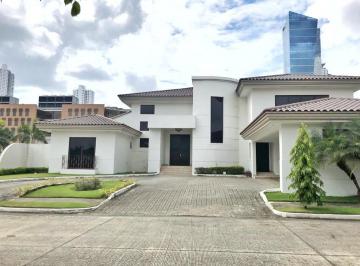 Casa · 840m² · 4 Recámaras · 4 Estacionamientos · Se Vende Elegante Casa Unifamiliar en Costa del Este