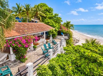 Casa de 4 habitaciones, San Carlos · Casa en Venta con Acceso Directo a La Playa en Playa Corona