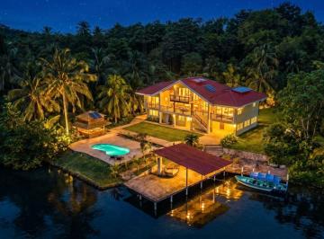 Casa de 3 habitaciones, Bocas del Toro · Hermosa Villa Frente Al Mar Caribe con Muelle Privado en Sunset Point, Isla Colón