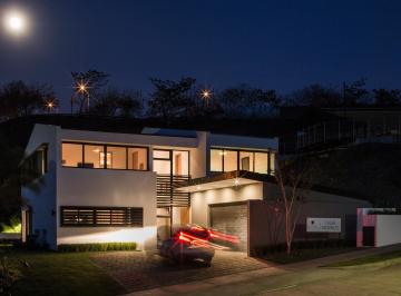 Casa · 442m² · 4 Recámaras · 2 Estacionamientos · Se Vende Casa con Terreno de 450 m², Barrio Alto