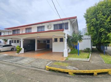 Casa de 3 habitaciones, Panamá · Venta de Casa en Esquina con Enorme Patio en Altos de La Loma - Pueblo Nuevo. Precio Negociable