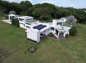 Casa · 937m² · 5 Recámaras · 8 Estacionamientos · Venta de Casa de Lujo en Playa Santa Clara