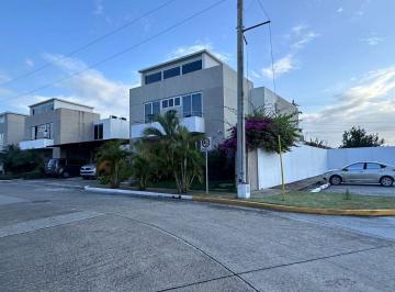 Casa · 315m² · 4 Recámaras · 2 Estacionamientos · Alquiler de Casa en Costa Sur