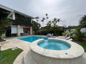 Casa · 630m² · 5 Recámaras · 4 Estacionamientos · Se Alquila Casa con Piscina en Altos del Golf Amoblada
