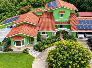 Casa de 3 habitaciones, Chame · Villa Fontanella — Propiedad de Montaña con Energía Solar en Altos del María