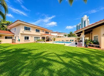Casa · 709m² · 6 Recámaras · 4 Estacionamientos · Alquiler Casa Costa del Este con Piscina 5 Rec 1300 m² Terreno Mld