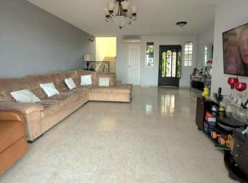 Casa · 298m² · 4 Recámaras · 2 Estacionamientos · Alquiler de Casa en Brisas del Golf Panama