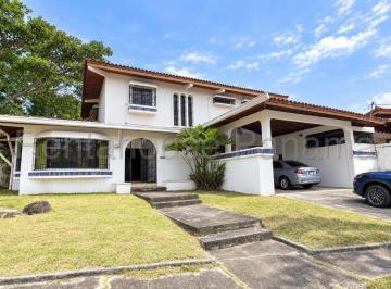 Casa de 4 habitaciones, Panamá · Vendo Amplia Residencia en Las Cumbres 27 - 1582gg