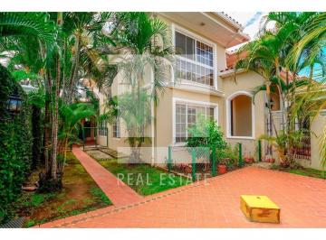 Casa · 504m² · 3 Recámaras · 2 Estacionamientos · Se Vende Casa en Costa Azul, Costa del Este