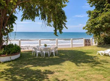 Casa · 300m² · 3 Recámaras · 4 Estacionamientos · Casa Frente Al Mar en Coronado - 25 m Frente Al Mar