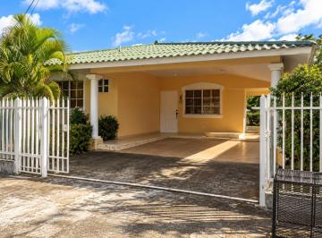 Casa · 336m² · 3 Recámaras · 2 Estacionamientos · Vendo Casa en Brisas de Los Guayacanes en Chitre Tc