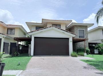 Casa · 325m² · 4 Recámaras · 2 Estacionamientos · Venta de Casa en Vista Mar en San Carlos